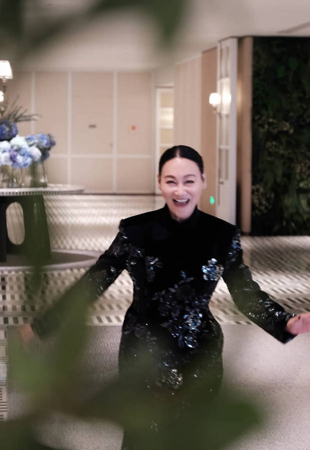 惠英红笑容灿烂，心情大好。