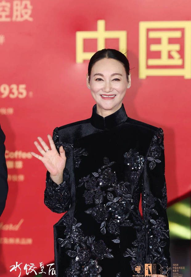 搜狐娱乐讯 16日，惠英红在社交平台上晒出自己参加金鸡奖的造型照，并配文称：“我一定会回来的！”