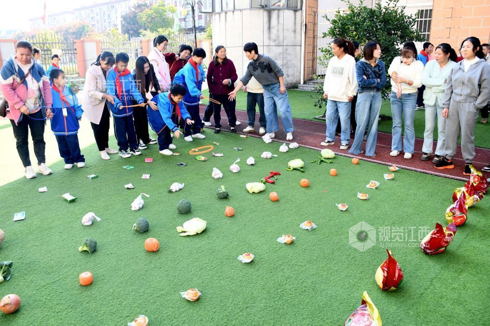图为学生和家长在参加套零食项目的比赛。