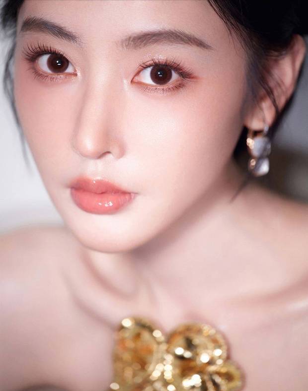 张天爱戴精致耳环，大气时尚。