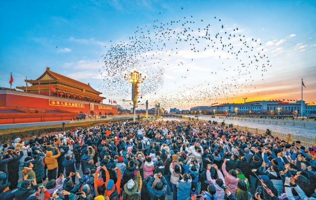 2025新年第一天,市民游客齐聚天安门广场,共同见证五星红旗冉冉升起。 赵瑞摄