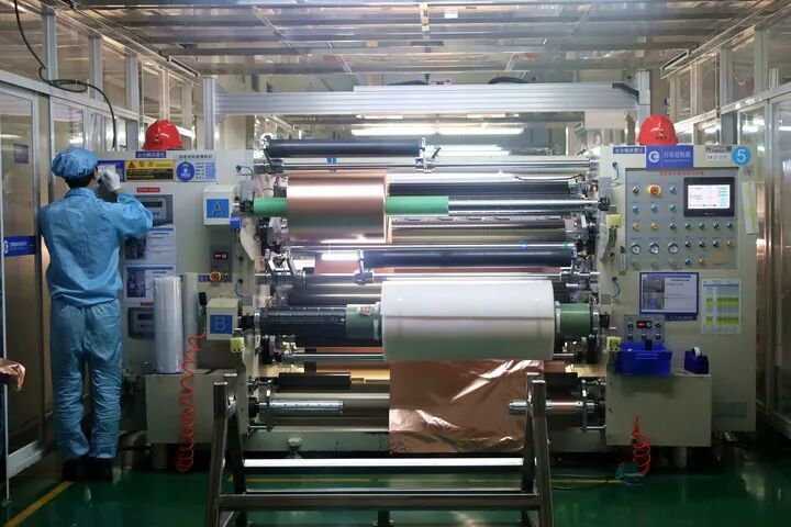 江西鹰潭的鑫铂瑞科技股份有限公司铜箔生产车间。新华网王晓震摄