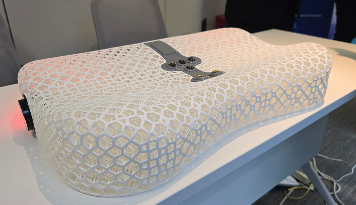 广东省智能科学与技术研究院与燧人医疗联合研发的“枕头状”脑机接口设备