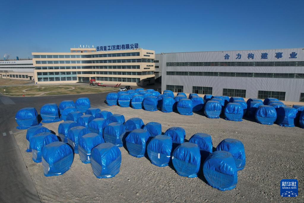 这是11月20日在甘肃省酒泉经济技术开发区日月重工（甘肃）有限公司拍摄的待出厂的风机轮毂（无人机照片）