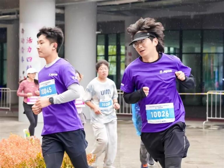 2025兰州马拉松跑遍兰州系列活动兰州奥体中心站鸣枪开跑