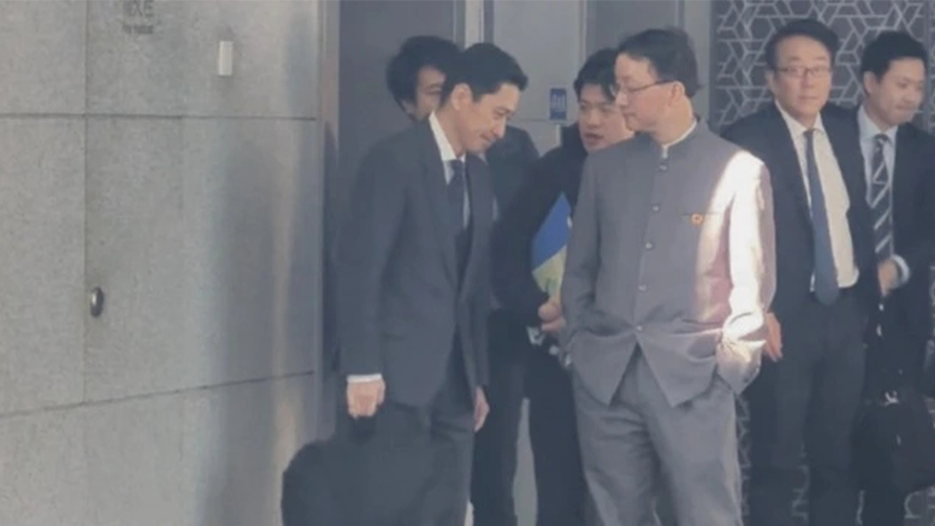 日媒：刘劲松司长双手插兜就是表示“14亿中国人都很愤怒”，“中国在台湾问题上绝不让步”