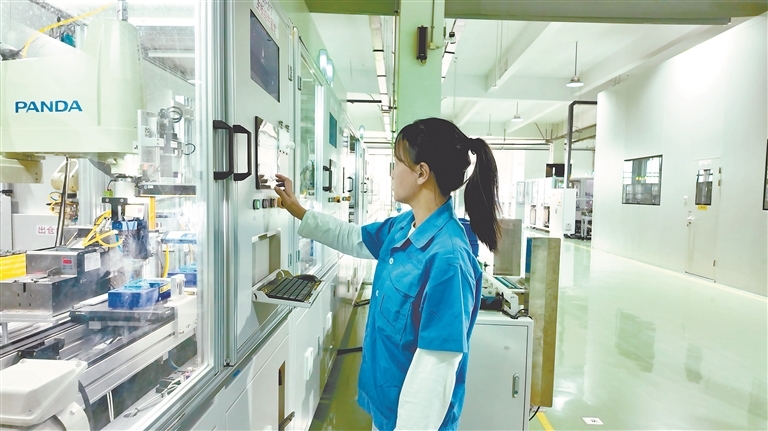 11月12日,鹰潭高新区三川智慧科技股份有限公司5G数智工厂内,工作人员正在调试智能水表生产设备。