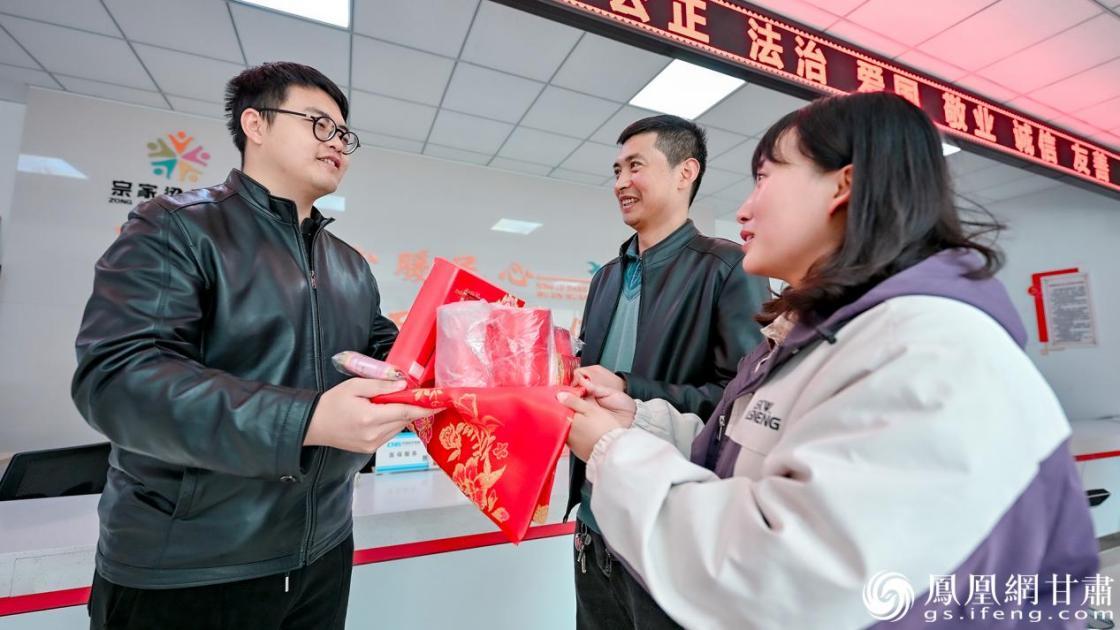 兰州新区宗家梁社区为新人派发文明婚典礼包　李德宇　摄