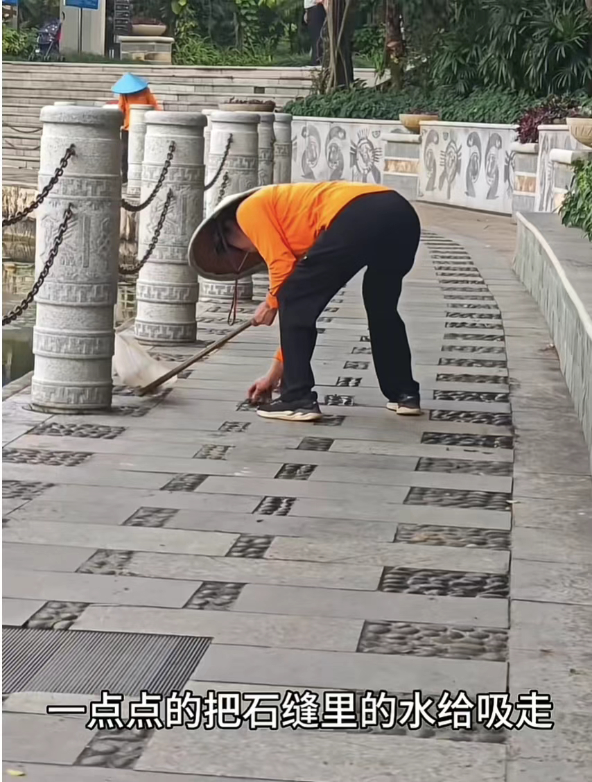 保洁弯腰逐个清理石缝积水,景区通报