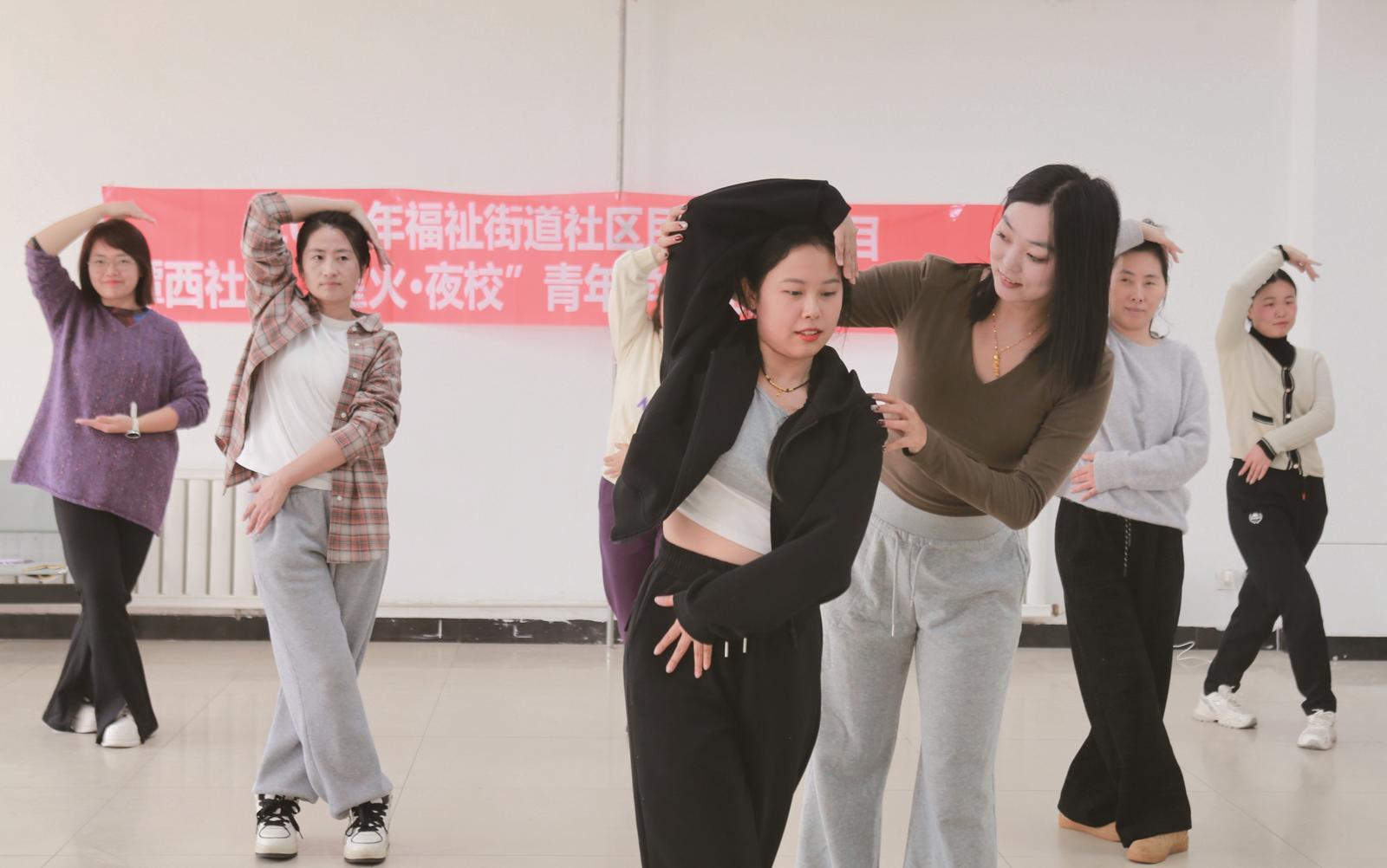在长春净月高新技术产业开发区福祉街道潭西社区，居民在老师的指导下学习舞蹈。近年来，潭西社区免费开设多个特色课程，让“家门口的学堂”成为丰富社区居民生活的“幸福加油站”。