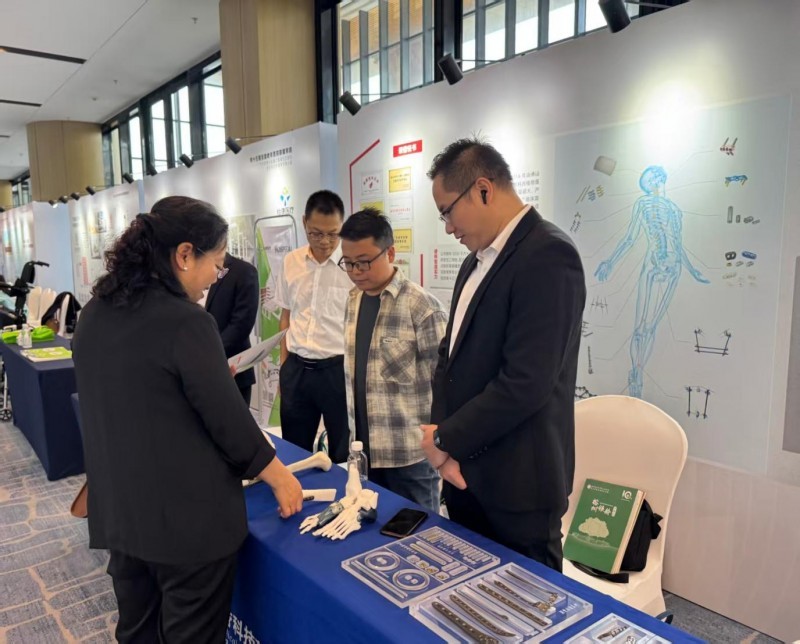 (参会代表参观现场展位)