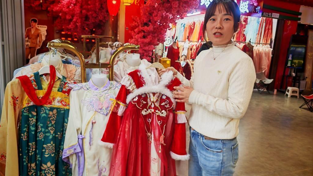 郑文园介绍秋游学生喜欢的汉服款式