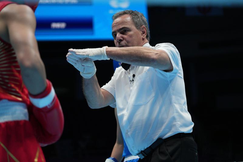 “这次代表陕西出战十五运会,让我深刻体会到心态是决定胜负的关键。”朱亚姝在接受采访时表示,“从资格赛到决赛阶段比赛间隔了半年时间,长时间备战既考验体能更磨砺心智。但正是这种高压环境,让我学会了在等待中调整状态,在挫折中寻找突破。”她特别提到,赛前受伤的手部通过休整得以恢复,而本届大赛外籍裁判的引入和国际化的场馆设施,更让她感受到中国拳击与世界接轨的步伐。