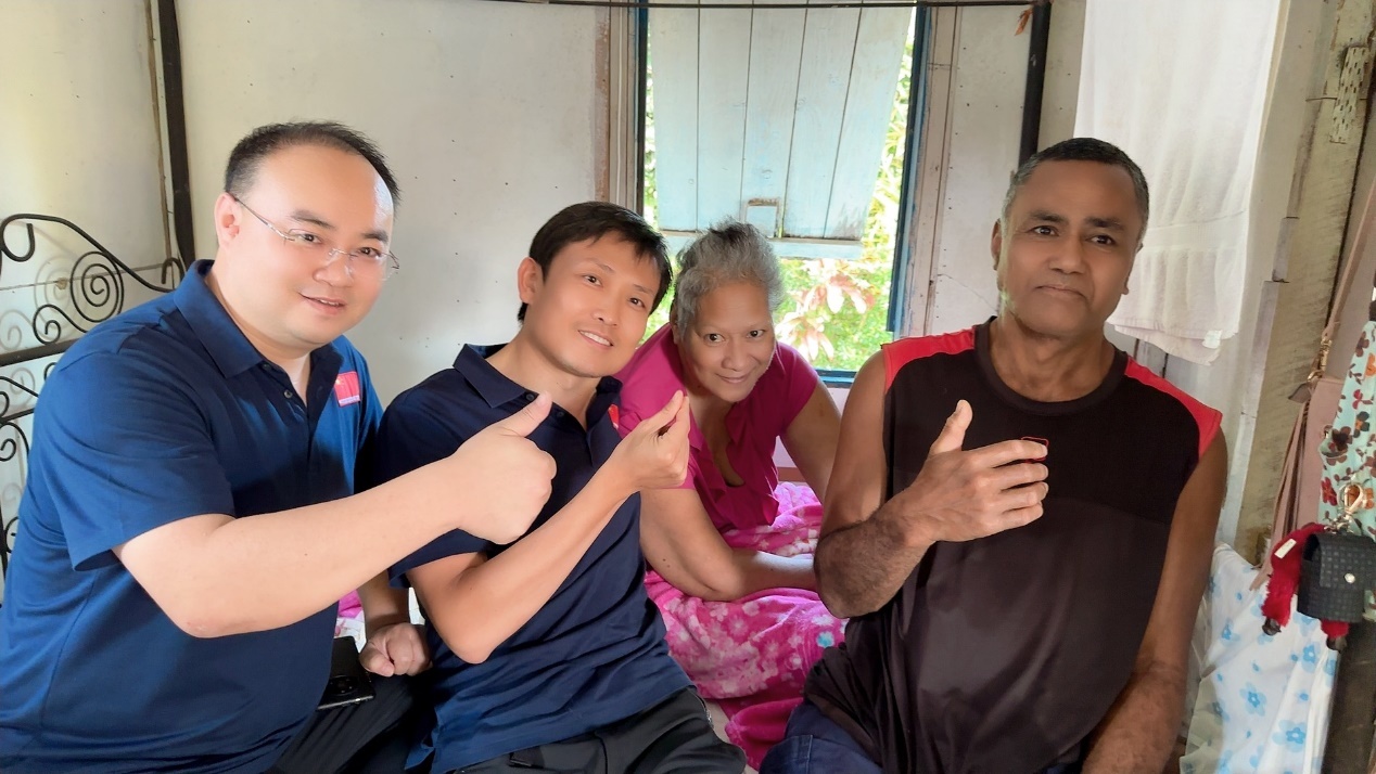 2024年10月7日，鲁庆阳（左一）为汤加当地脑卒中患者义诊 受访者供图