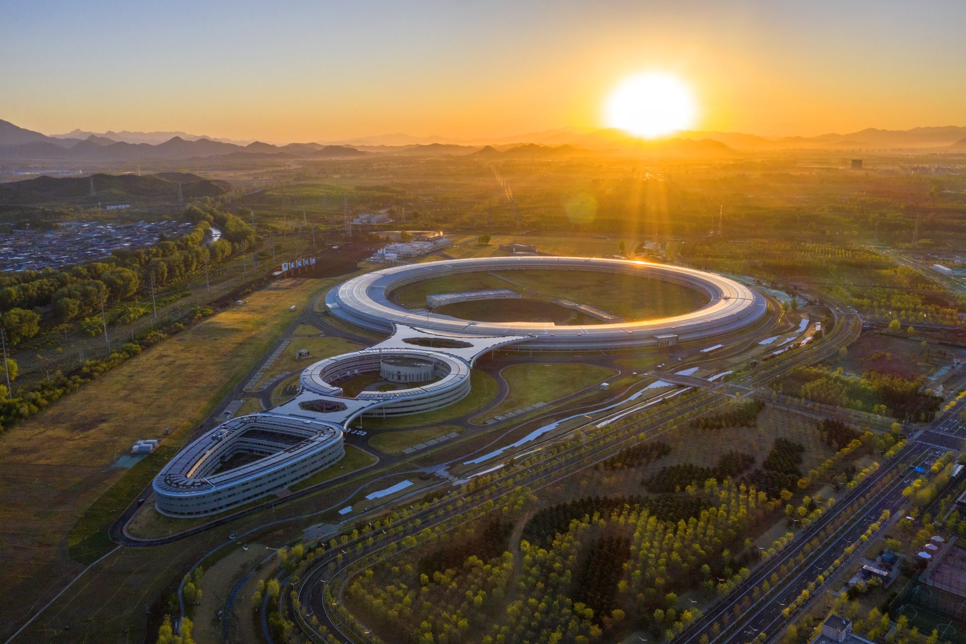 怀柔科学城高能同步辐射光源装置。卜向东摄(资料图片)