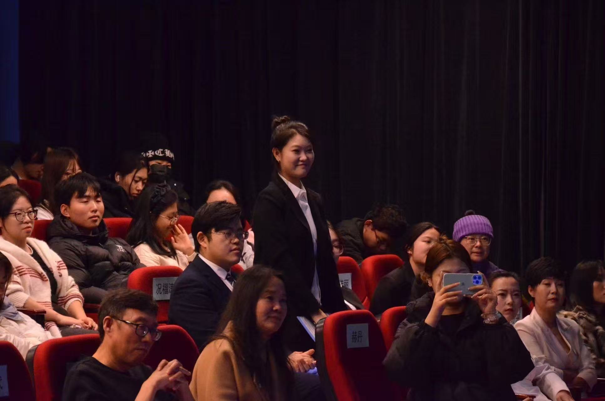 “文字的声音”冯晏诗歌朗诵会:冰城冬日里的诗意盛宴