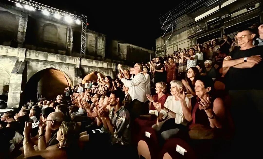 Avignon戏剧节首演现场，掌声不断