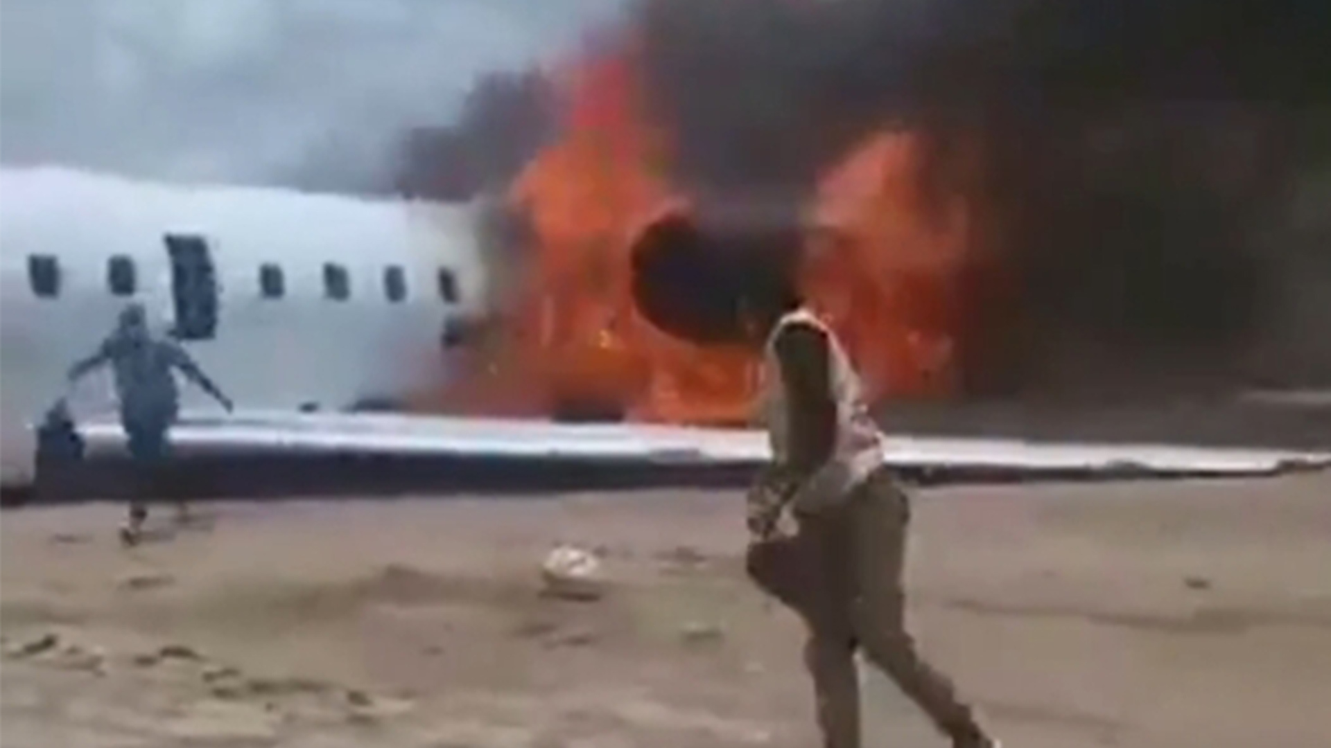 刚果金矿难致49人死亡，矿业部长前去视察又遭遇飞行事故，飞机冲出跑道后燃起熊熊大火