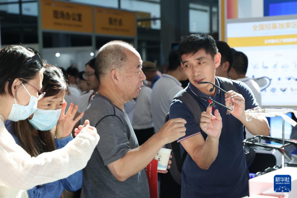 观众在展会现场了解AI智能眼镜 新华社记者 梁旭 摄