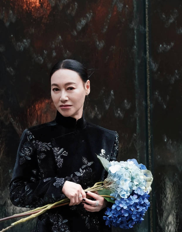 惠英红晒金鸡奖造型照，十分酷飒霸气！