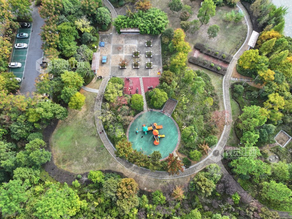 2025年11月14日,江西省萍乡市芦溪县芦洲园湿地公园,色彩斑斓的公园在冬日阳光映衬下美如画卷,吸引不少市民前来拍照打卡。