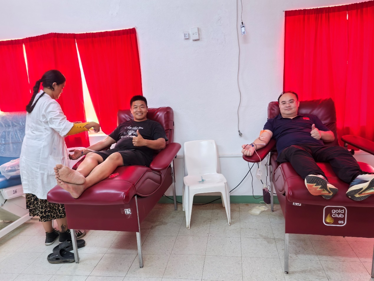 鲁庆阳（右一）为汤加一名登革热合并急性阑尾炎患者献血