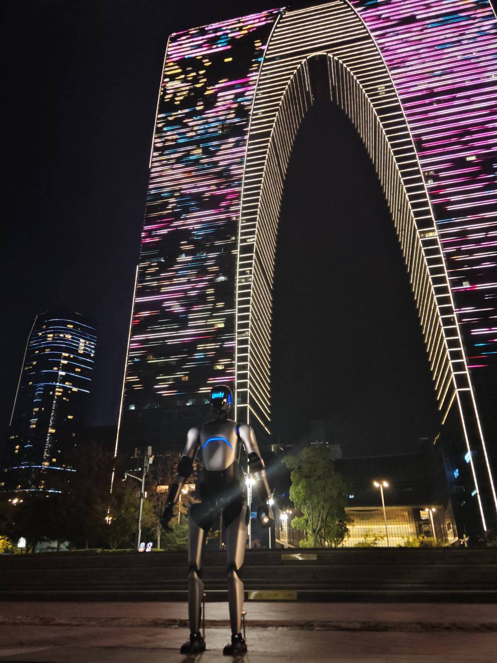 远征A2从苏州金鸡湖畔出发。 本文图片均为 智元机器人 提供