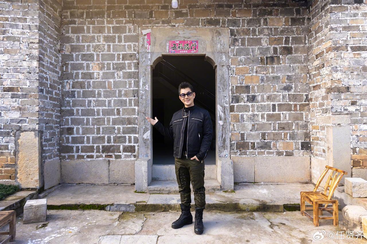 Ren Xianqi est retourné à Wuhan pour donner un concert et a fait don de 300 000 yuans pour soutenir l’éducation dans sa ville natale ifeng.com Hubei_ifeng.com