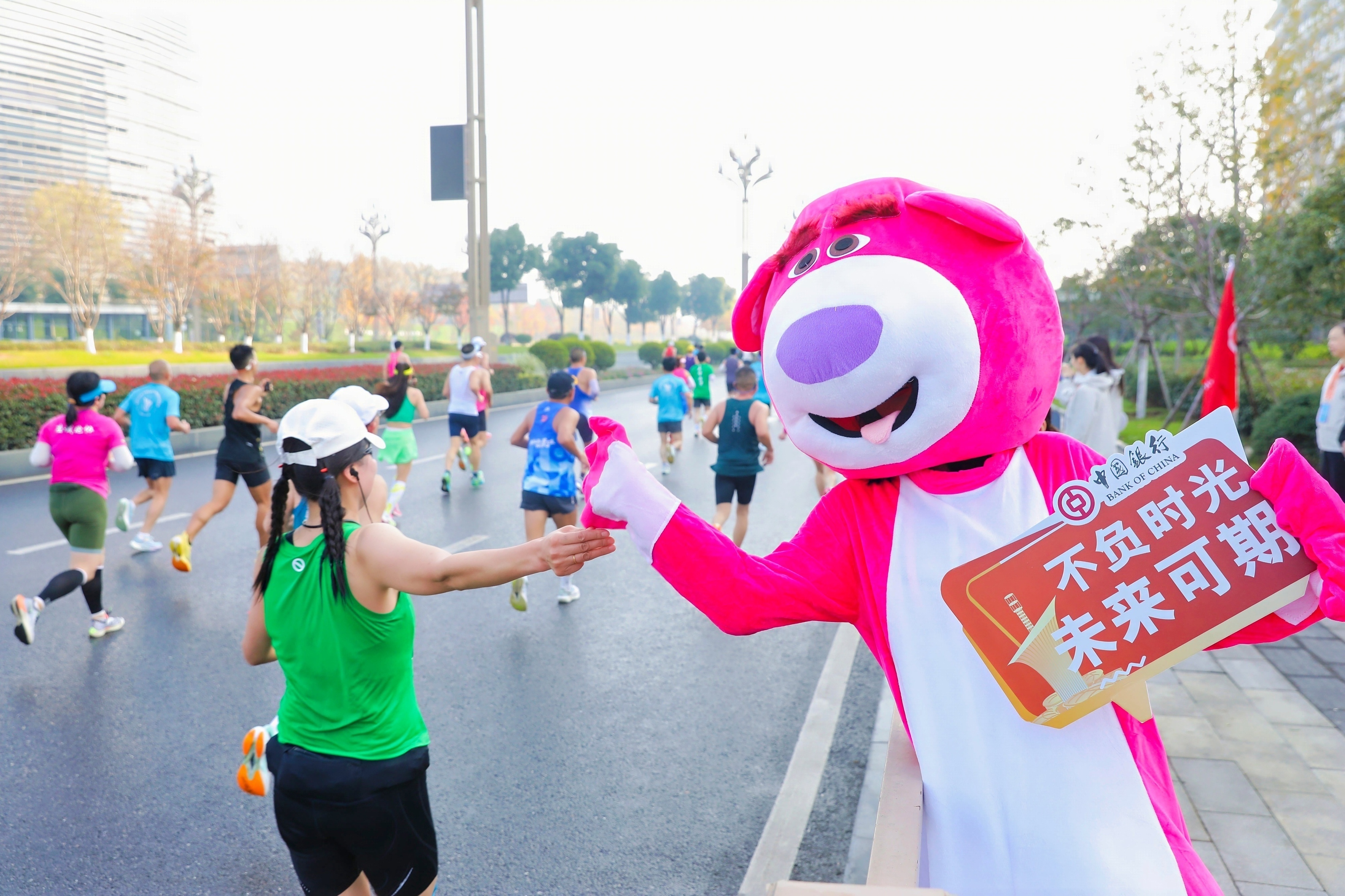 2025光谷马拉松燃动开跑 中国银行金融赋能驰骋“黄金赛道”