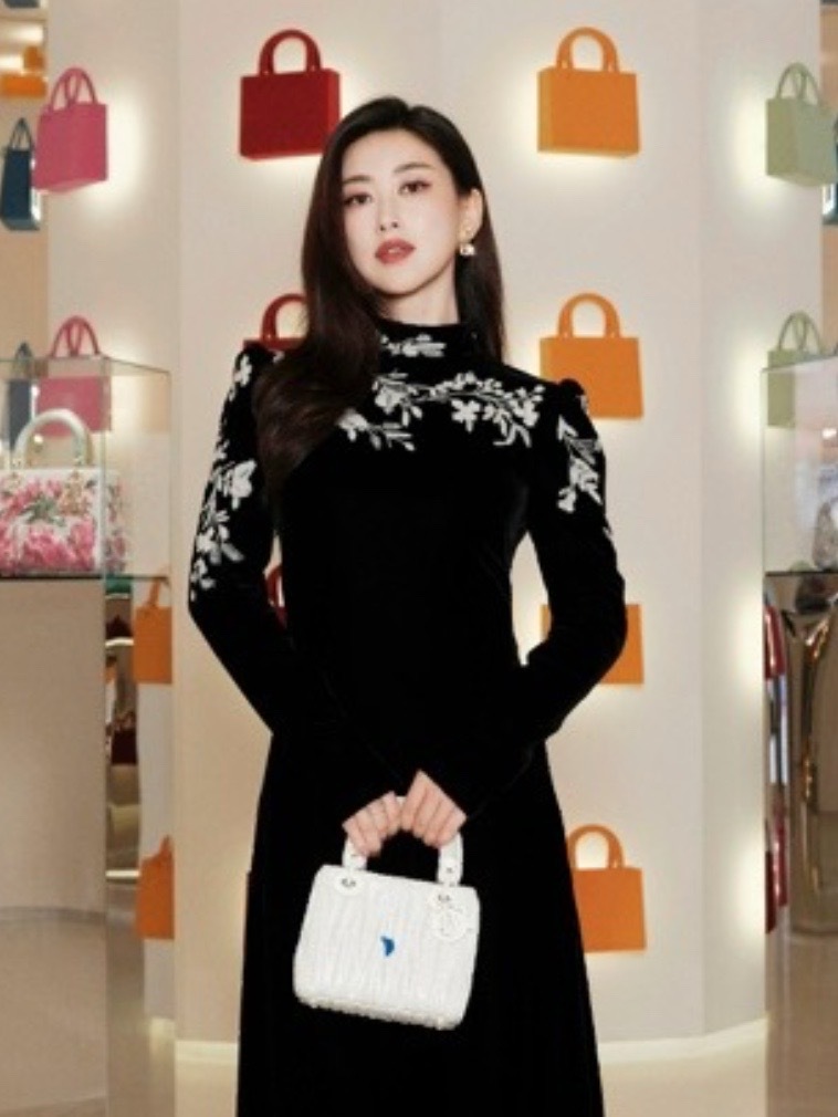 你问偶答｜朱珠：美是我的信仰最近在DIOR LADY ART #10 艺术家限量合作系列酒会上我们采访到了#朱珠 ～作为高智女性代表，她认为当代女性应如何通过时尚来表达自我的内在力量？日常生活中，哪