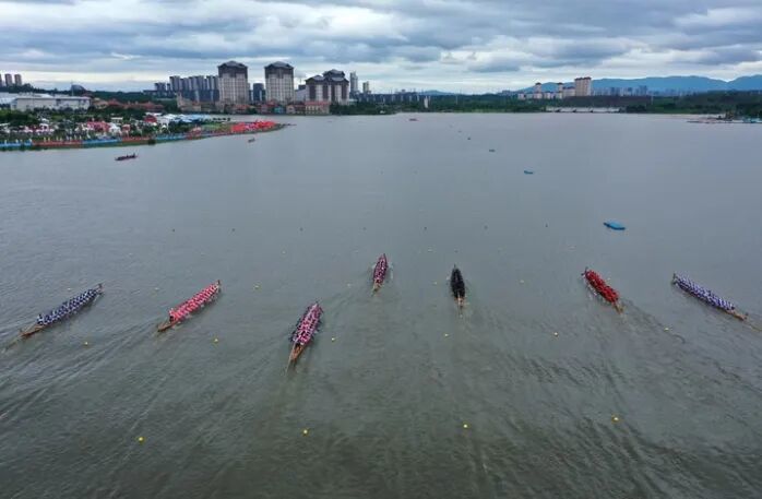 2025中国南昌国际龙舟赛在南昌市红谷滩区九龙湖水域开赛。新华社记者 周密 摄