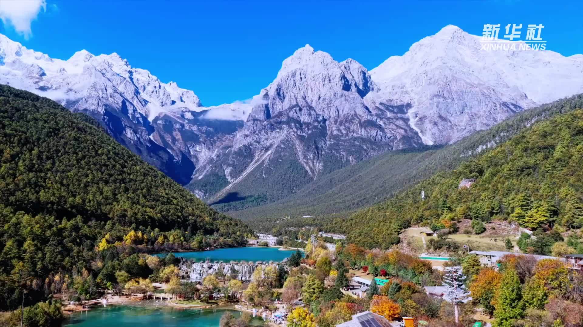 云南丽江：初冬雪山美如画