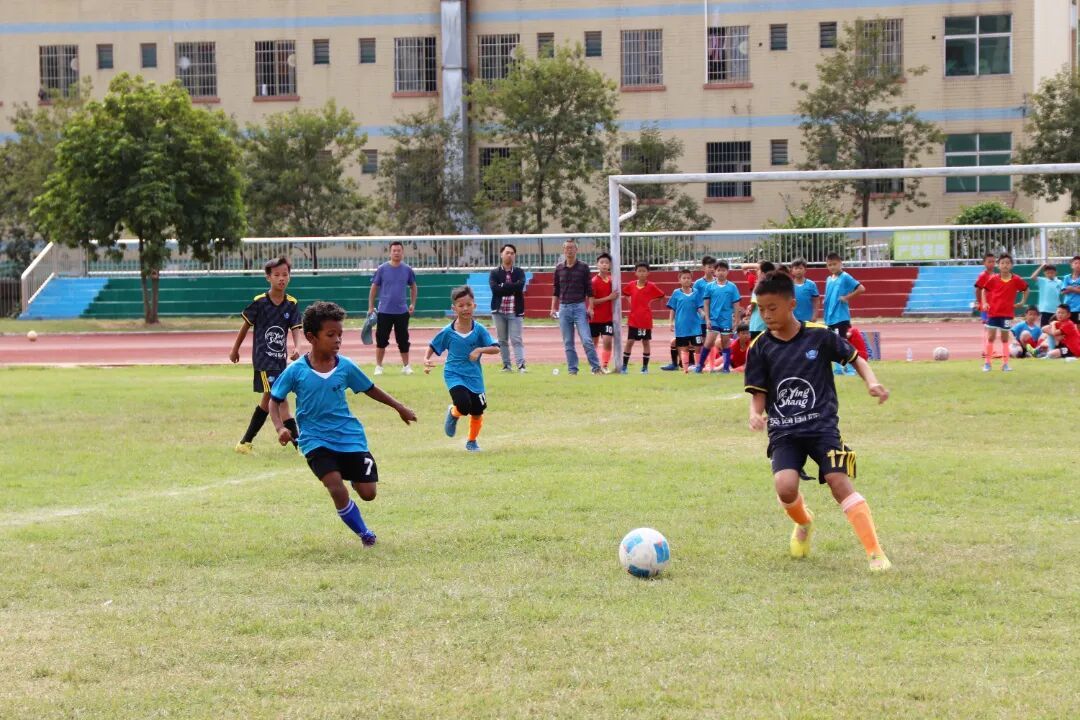 图：各学校队伍展开循环接力对抗