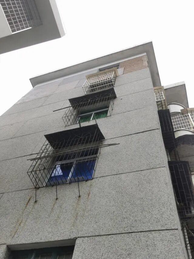 崇义县横水镇林业60套小区外墙空鼓严重 恐随时掉落砸伤人