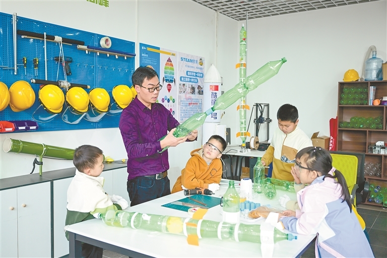 科学实验室图片高清 A8D1D7CE95F89E6BDFDFAC2EE2C46537663A32C4_size329_w768_h512.jpg