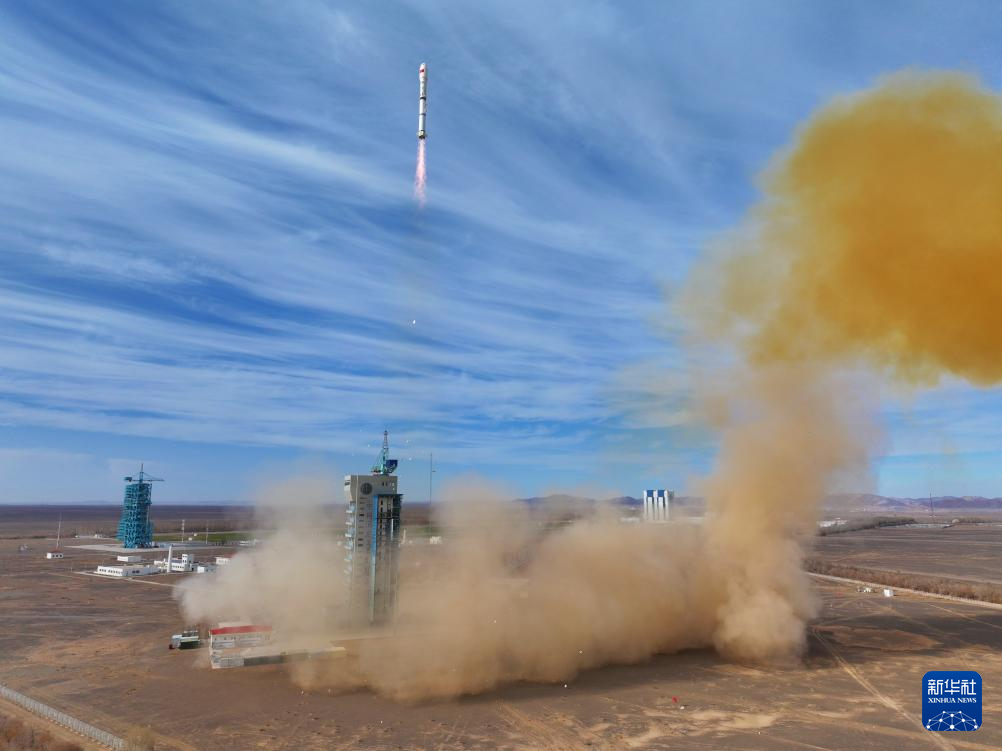 11月19日12时01分，我国在酒泉卫星发射中心使用长征二号丙运载火箭，成功将实践三十号A、B、C星发射升空，卫星顺利进入预定轨道，发射任务获得圆满成功。新华社发（汪江波　摄）