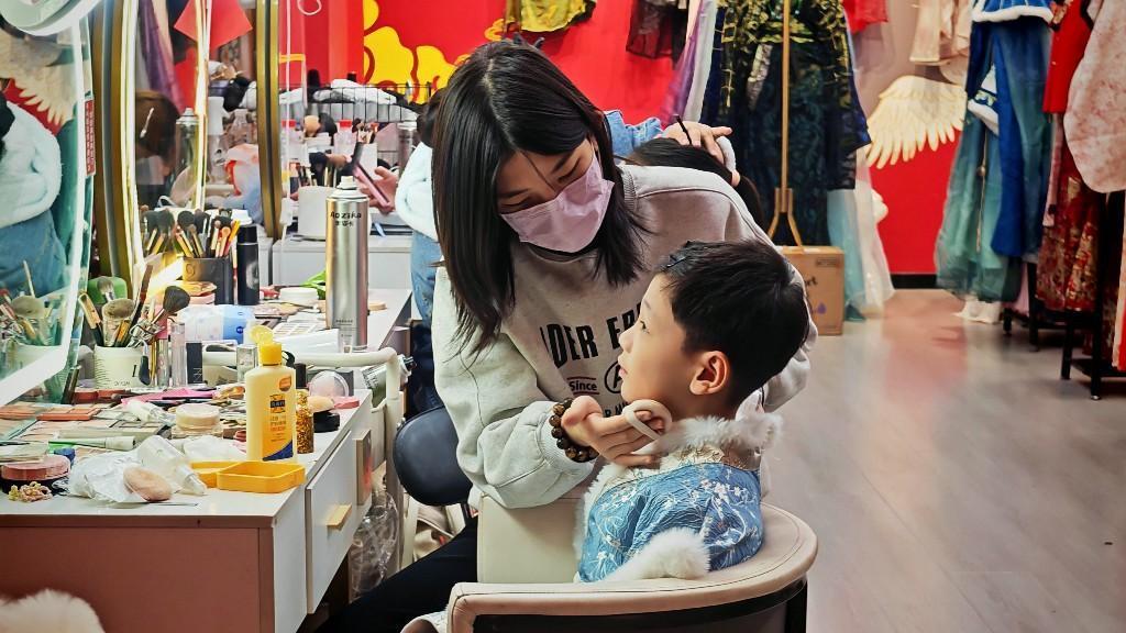 近一周来,西安鼓楼附近的汉服租赁店接待秋游学生激增