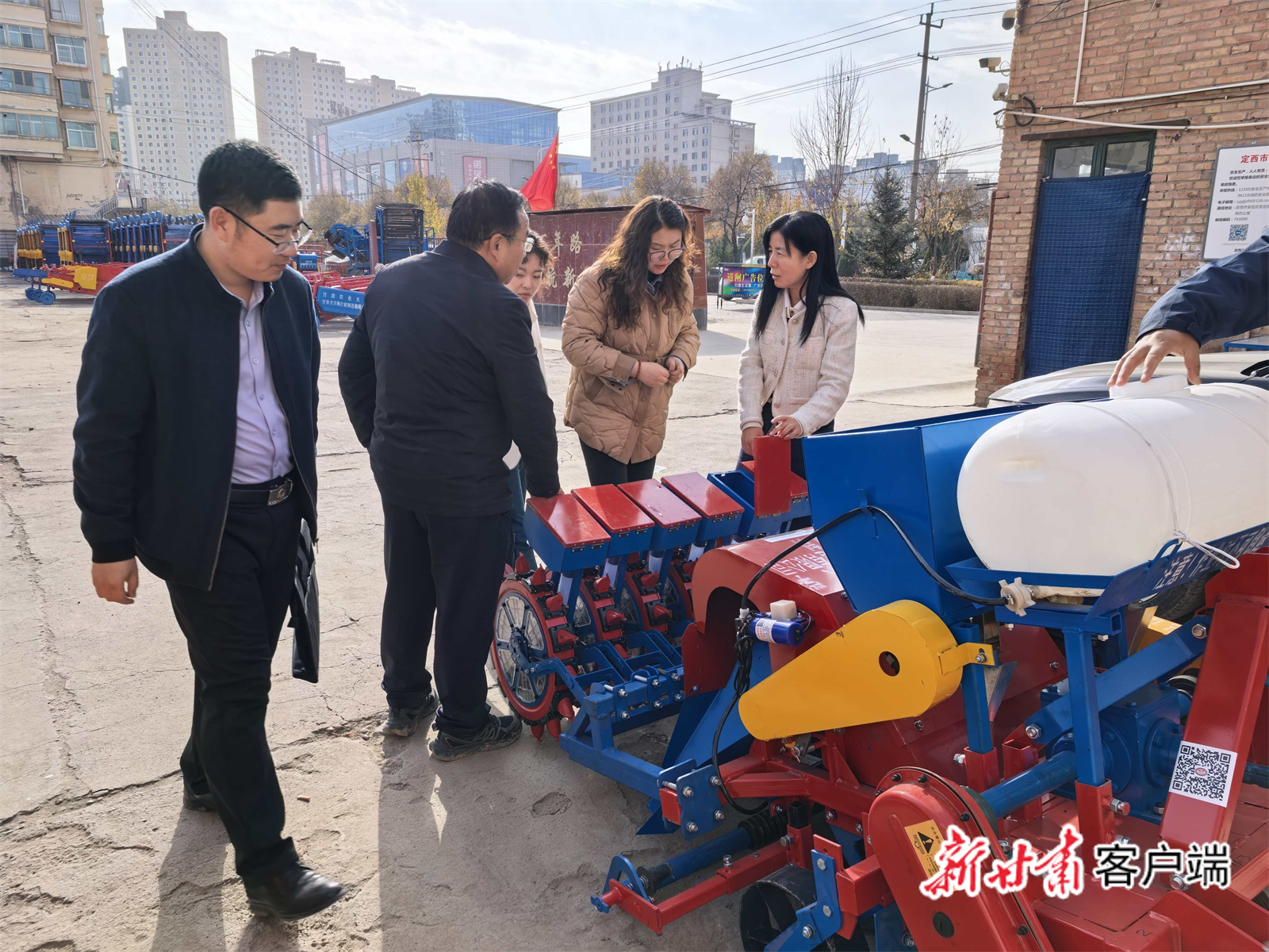 专家组查看中药材种植机械