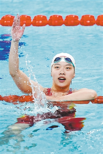 万乐天在夺冠后向观众致意