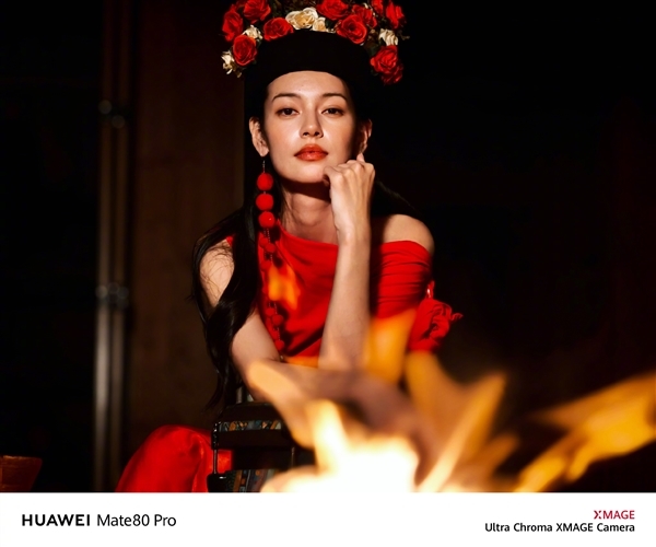 何刚晒华为Mate 80系列实拍样张：红枫影像色彩表现一绝