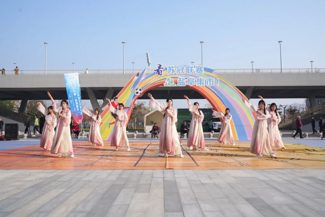 2025苏冠联赛第五轮盐城阜宁开赛 足球竞技与盐阜烟火相映成趣