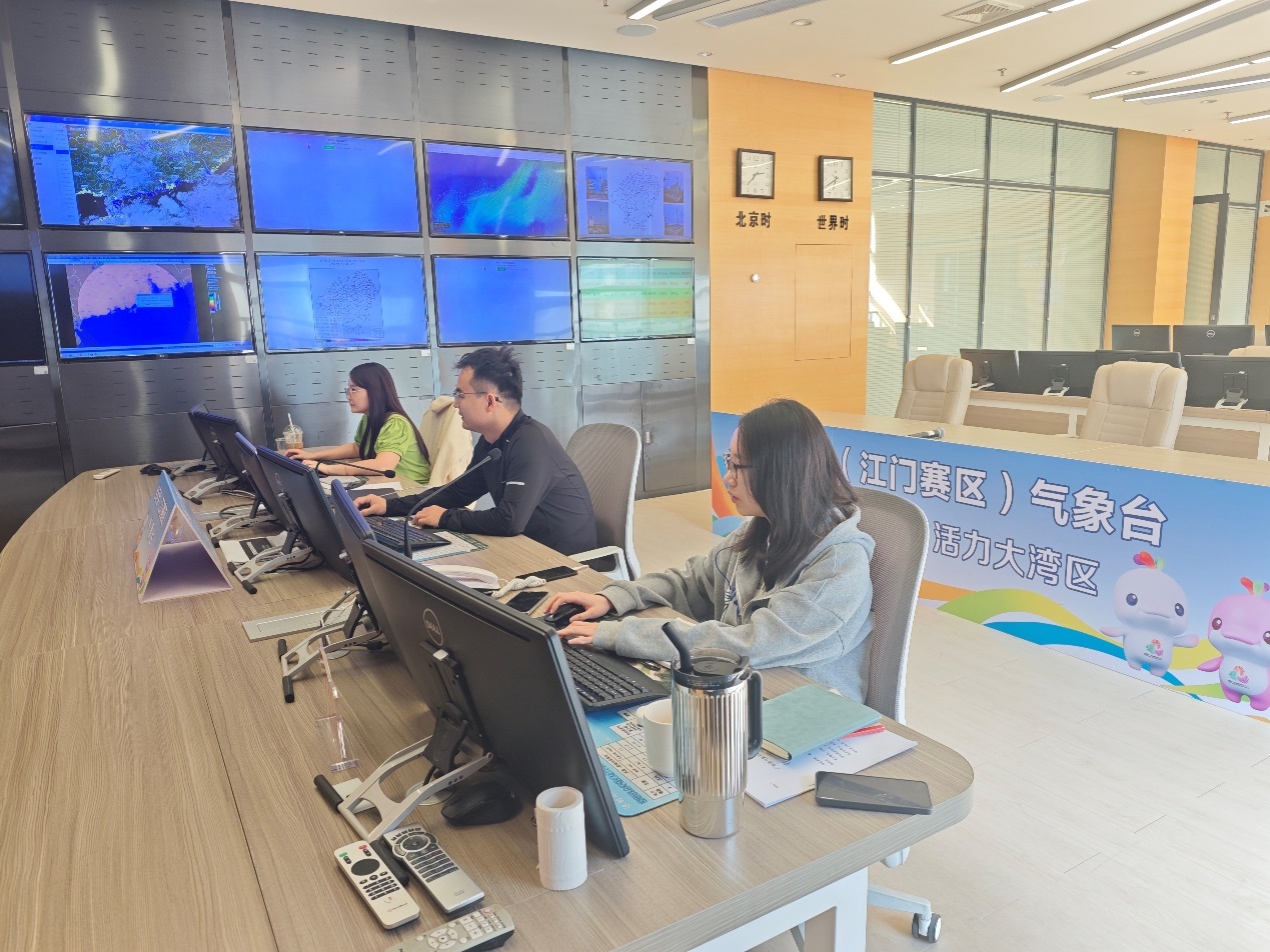 气象团队落实服务值班，全程保障 甘嘉欢 摄
