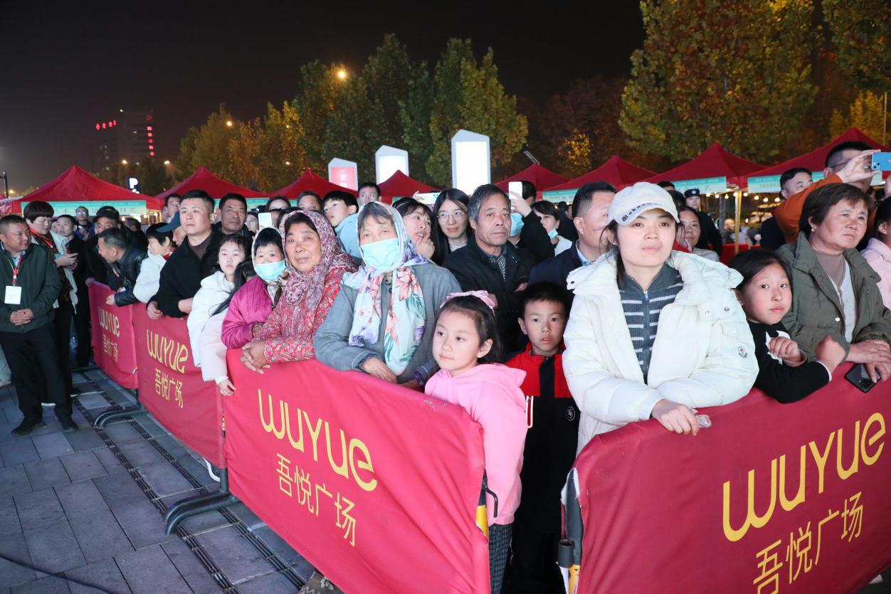 (全神贯注观看现场演出的群众)