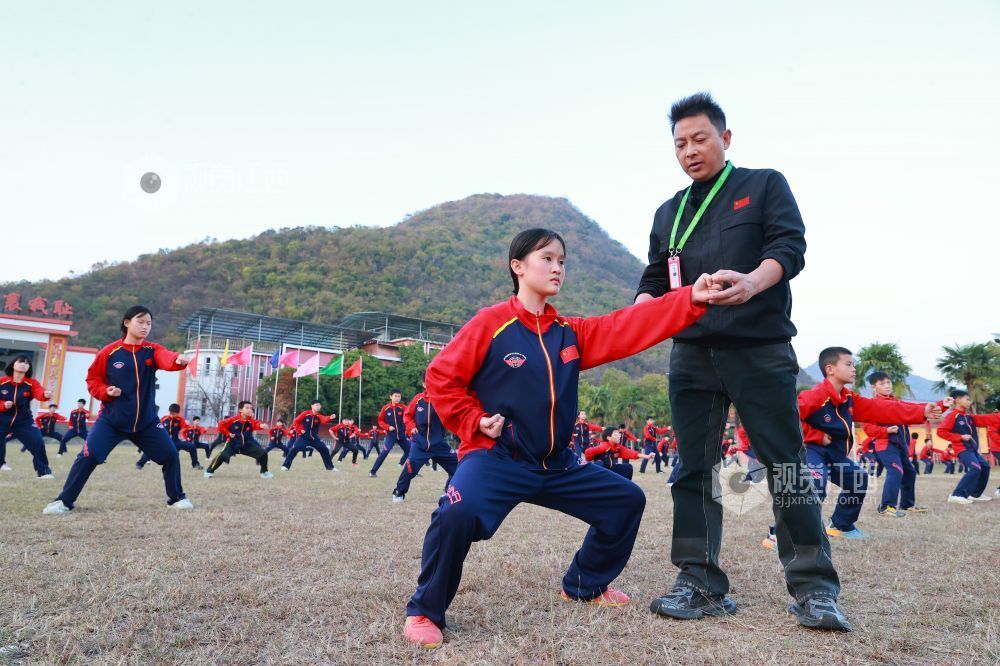 学校校长邬长平指导、纠正学生的武术动作。