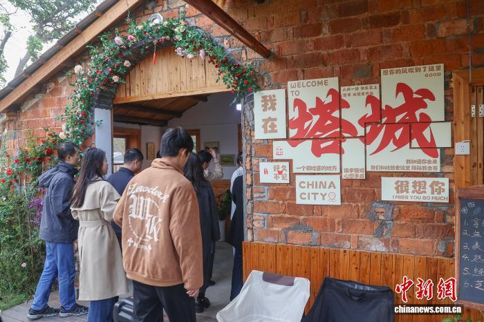 图为中外嘉宾走进湖陂村一栋改造后的房屋参观。中新社记者 刘力鑫 摄