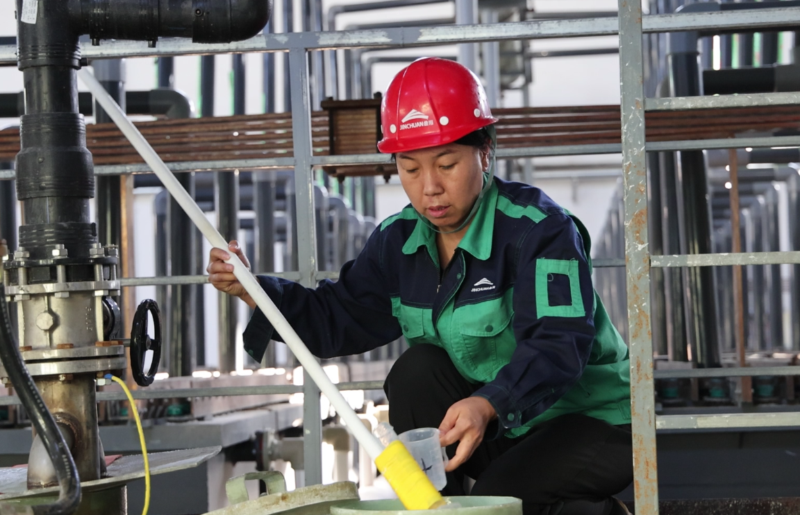 △甘肃科建星盐化工有限公司的生产车间，工人们正在取样。（资料图）