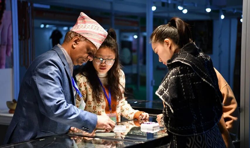 2023年第六届世界绿色发展投资贸易博览会上，国外参展商向市民介绍展出的产品。时雨摄