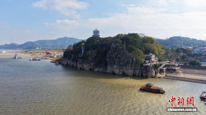 11月15日,航拍位于江西湖口县长江与鄱阳湖交汇处的石钟山水域。徐会刚 摄