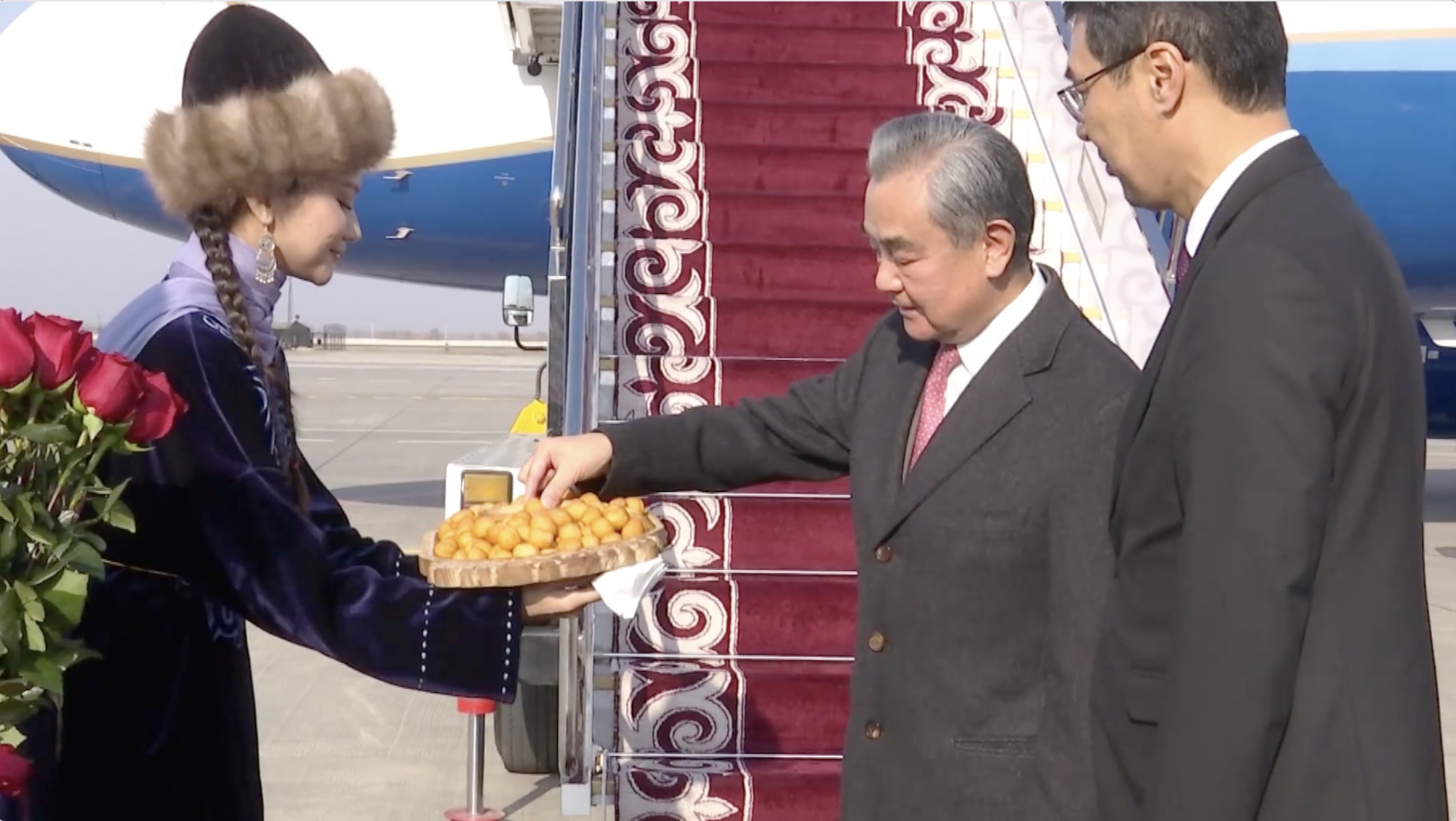 王毅抵达吉尔吉斯斯坦 开启中亚三国行