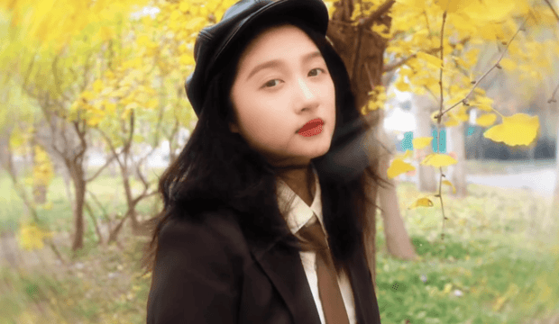 关晓彤妆容精致,打扮靓丽。